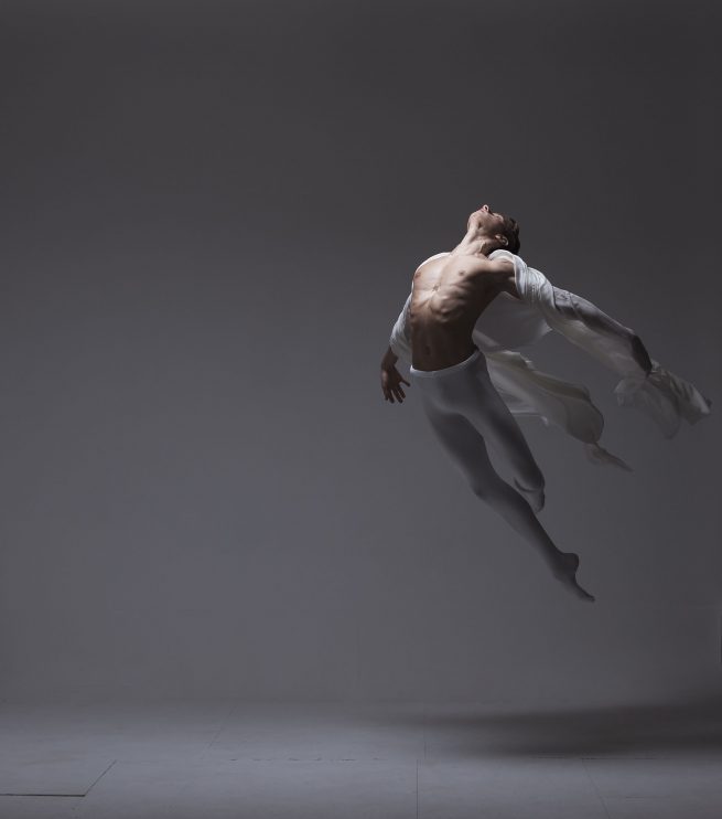 "anime" portfolio fotografia di ritratto di David Umberto Zappa | La Spezia. Un ballerino salta a dorso nudo verso una luce proveniente dall'alto. Fondo grigio. Ritratto Gabriele Radaelli - La Scala, Milano