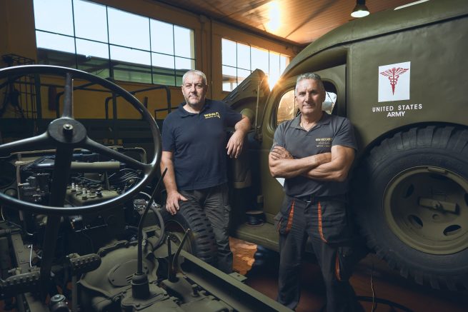 ritratto dei gestori dell'officina meccanica WDM di Sarzana, restauratori di mezzi militari WWII americani