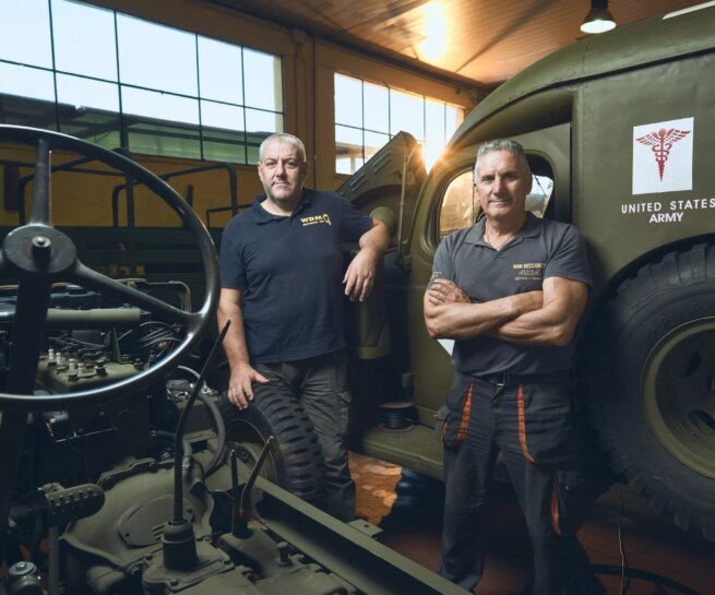 ritratto dei gestori dell'officina meccanica WDM di Sarzana, restauratori di mezzi militari WWII americani