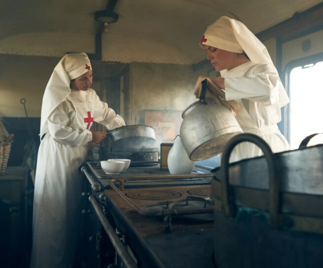 Portfolio progetto personale dedicato a ritratti storici. Due infermiere della Croce Rossa periodo Prima Guerra Mondiale, lavorano nel vagone cucina di un treno risalente all'epoca, cu cui sono state girate scene dal film Il Paziente Inglese.