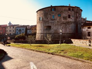 Torrione Sarzana in mattoni. Architettura storica fronte giardini e zona pedonale. Sampietrini. Location Scout duzimage