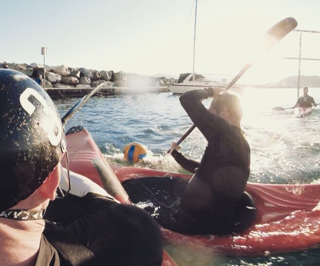 Kayak Polo in Lerici. Action sports image shot in Lerici, La Spezia, by portrait, advertising, editorial, sports photographer David Umberto Zappa.Two Kayak Polo athletes photographed while contending the ball. Action image close-up thanks to GoPro Fusion photography VR action-camera placed onto the players life vest. Immagine di Canoa Polo scattata a Lerici, La Spezia, dal fotografo commerciale, pubblicitario, ritrattista, editoriale, sportivo David Umberto Zappa. L'immagine presenta due giocatori ripresi nel pieno dell'azione sportiva ed in primo piano grazia alla action-cam GoPro Fusione posizionata nel salvagente del giocatore in primo piano.