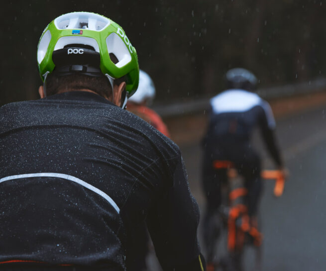 fotografia di ciclista ripreso dalle spalle sotto la pioggia. fotografo sportivo duzimage di David Umberto Zappa, fotografo La Spezia