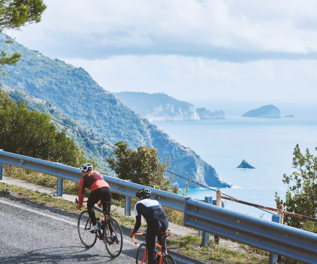 fotografia di ciclisti lungo strada litoranea in Provincia di La Spezia. Sulla sfondo Isola del Tino. fotografo sportivo duzimage di David Umberto Zappa, fotografo La Spezia