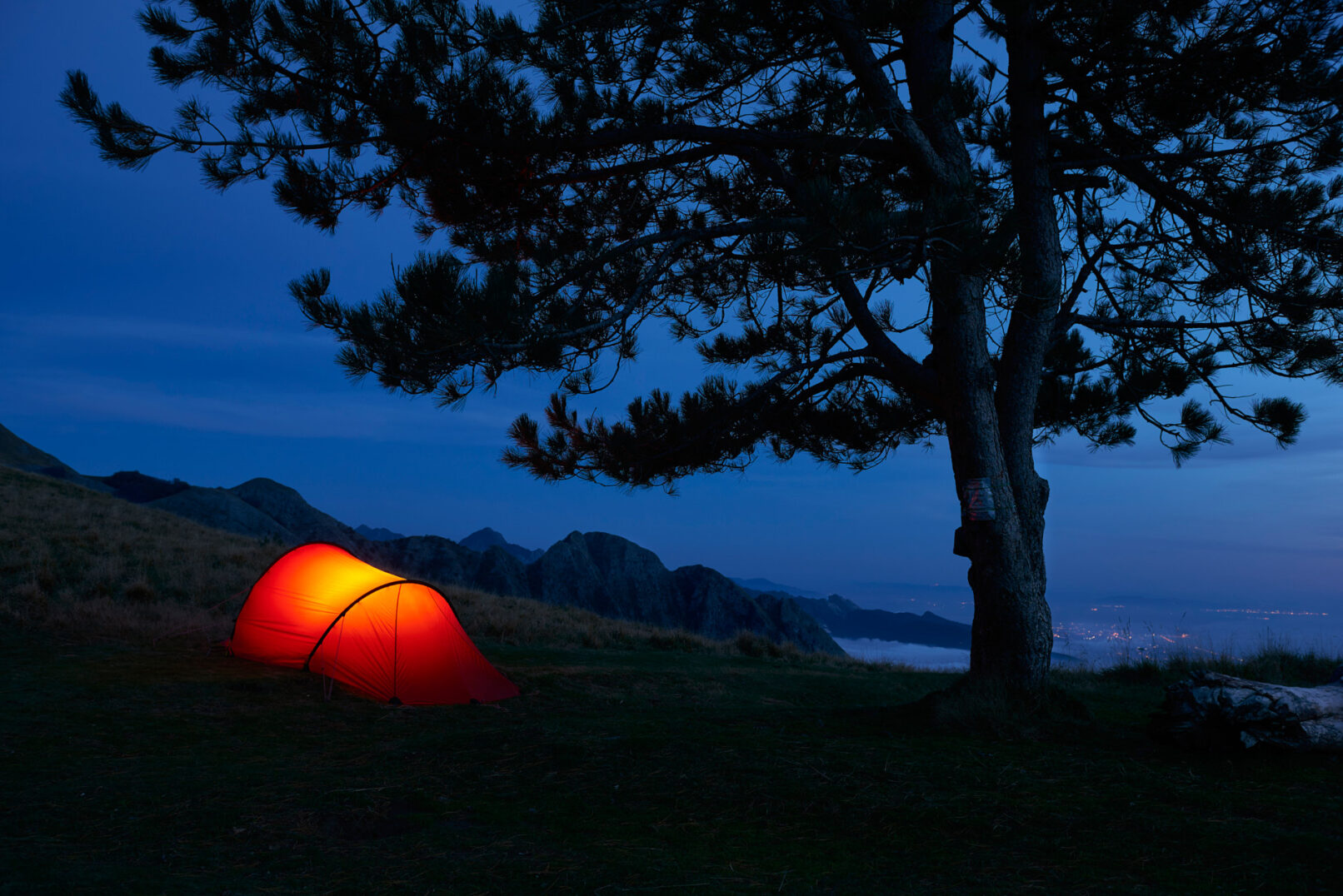 Fotografia tenda dopo il tramonto presso Campocecina - Massa Carrara, realizzato per Polygiene, trattamento attrezzatura sportiva - duzimage di David Umberto Zappa, fotografo in Provincia di La Spezia