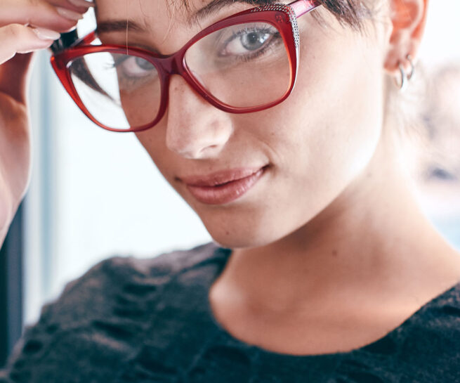 Ritratto di ragazza con occhiali da vista realizzato dallo studio del fotografo duzimage - David Umberto Zappa in provincia di La Spezia per conto di Damiani Occhiali