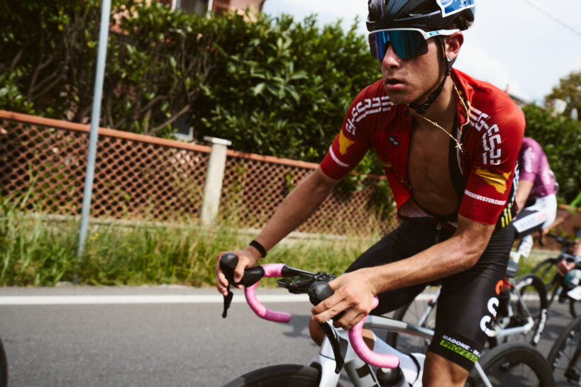 48 Giro della Lunigiana - ciclista scattato dalla moto di Cesare Bugliani durante la semitappa con arrivo a Marina di Massa Fotografo duzimage, fotografo commerciale Provincia di La Spezia. Fotografo ufficiale Giro della Lunigiana