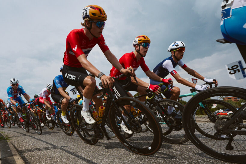 48 Giro della Lunigiana - gruppo ciclisti ripresi da molto vicino in località Sarzana. Fotografo duzimage, fotografo commerciale Provincia di La Spezia. Fotografo ufficiale Giro della Lunigiana