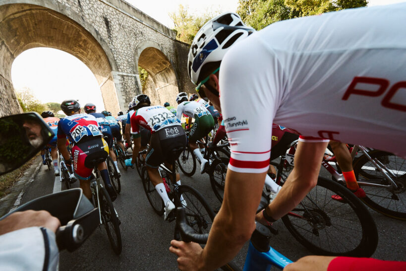 Corridore del 48 Giro della Lunigiana ritratto nel gruppo con punto di vista molto ravvicinato ed immersivo