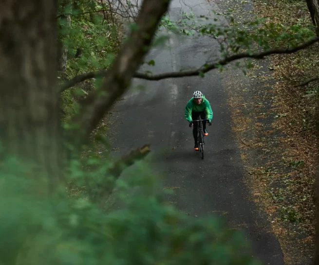 Portfolio Sport & Lifestyle del fotografo duzimage. Foto di ciclista in lontananza ripreso dal bosco.