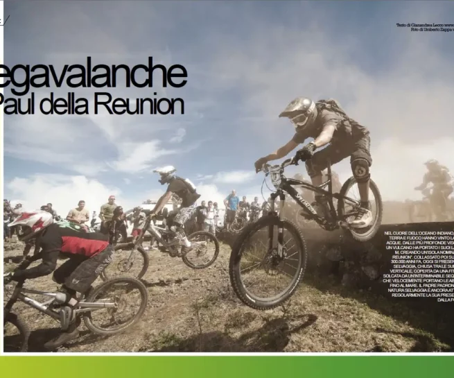 Portfolio Sport & Lifestyle del fotografo duzimage - scatto gara Mega Avalanche La Réunion con biker che saltano giù da un muretto, con le biciclette