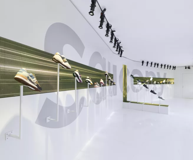 interno di una sala espositiva a Pitti Uomo 2024 con video proiezione ed allestimento scarpe da ginnastica Saucony. Direzione creativa e fotografia di interni duzimage, fotografo commerciale a La Spezia