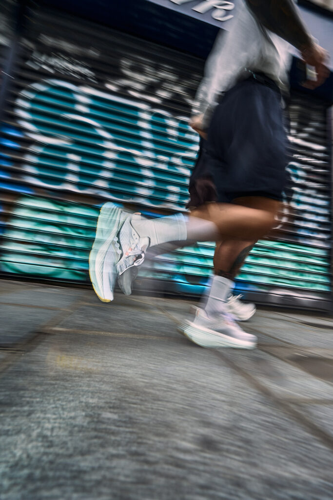 Saucony Hurricane 24 indossate durante allenamento running Paris Fashion Week. effetto movimento. fotografo duzimage