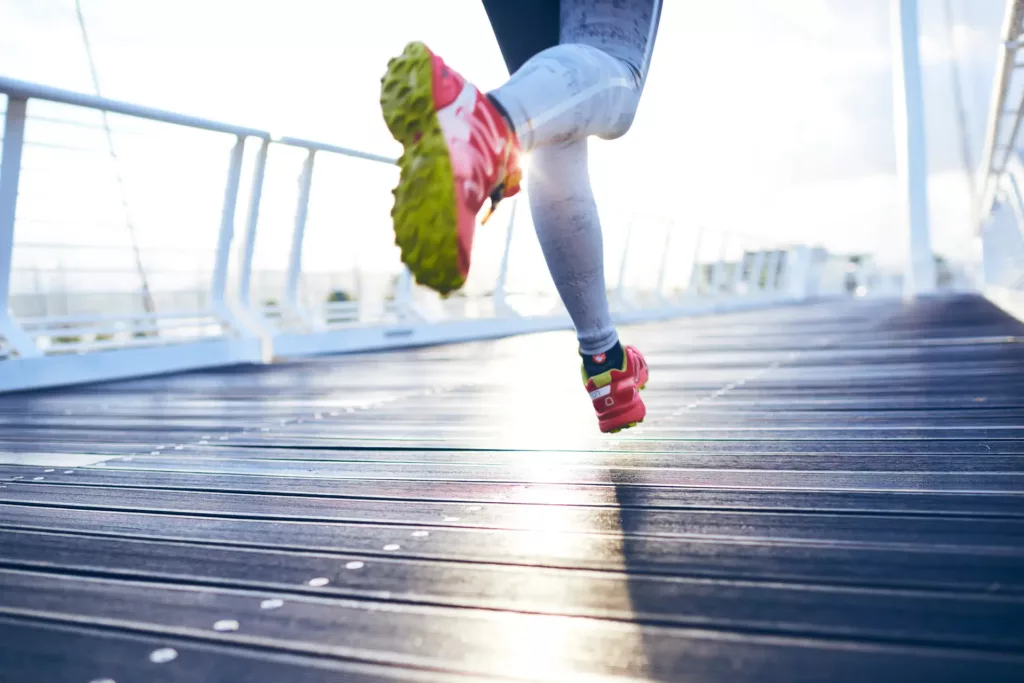 runner un bridge under morning light / corridore su ponte con luce del mattino