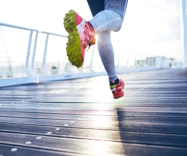 runner un bridge under morning light / corridore su ponte con luce del mattino