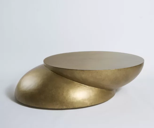 coffee table di design color oro antico (sfera tagliata a metà e sovrapposta), realizzato dal designer Pietro Franceschini e fotografata da duzimage, fotografo commerciale a La Spezia