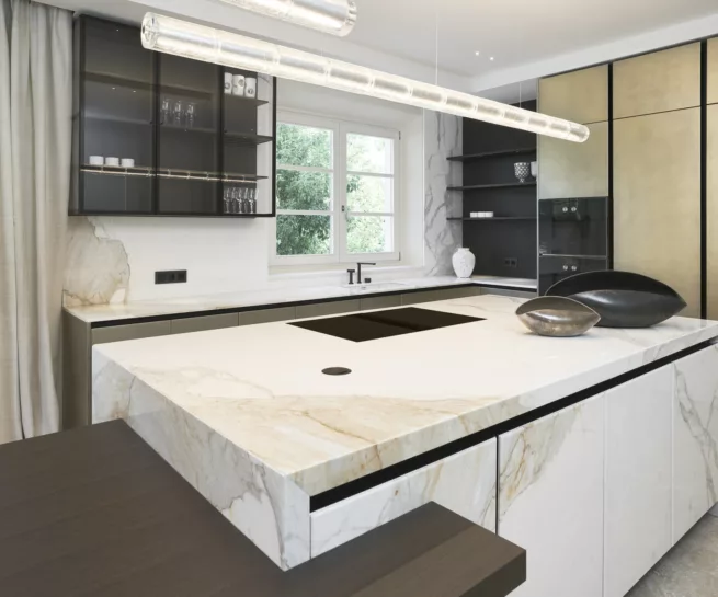 cucina moderna di design in marmo di Carrara realizzata dallo studio InterniNow e fotografata da duzimage, fotografo commerciale di La Spezia.